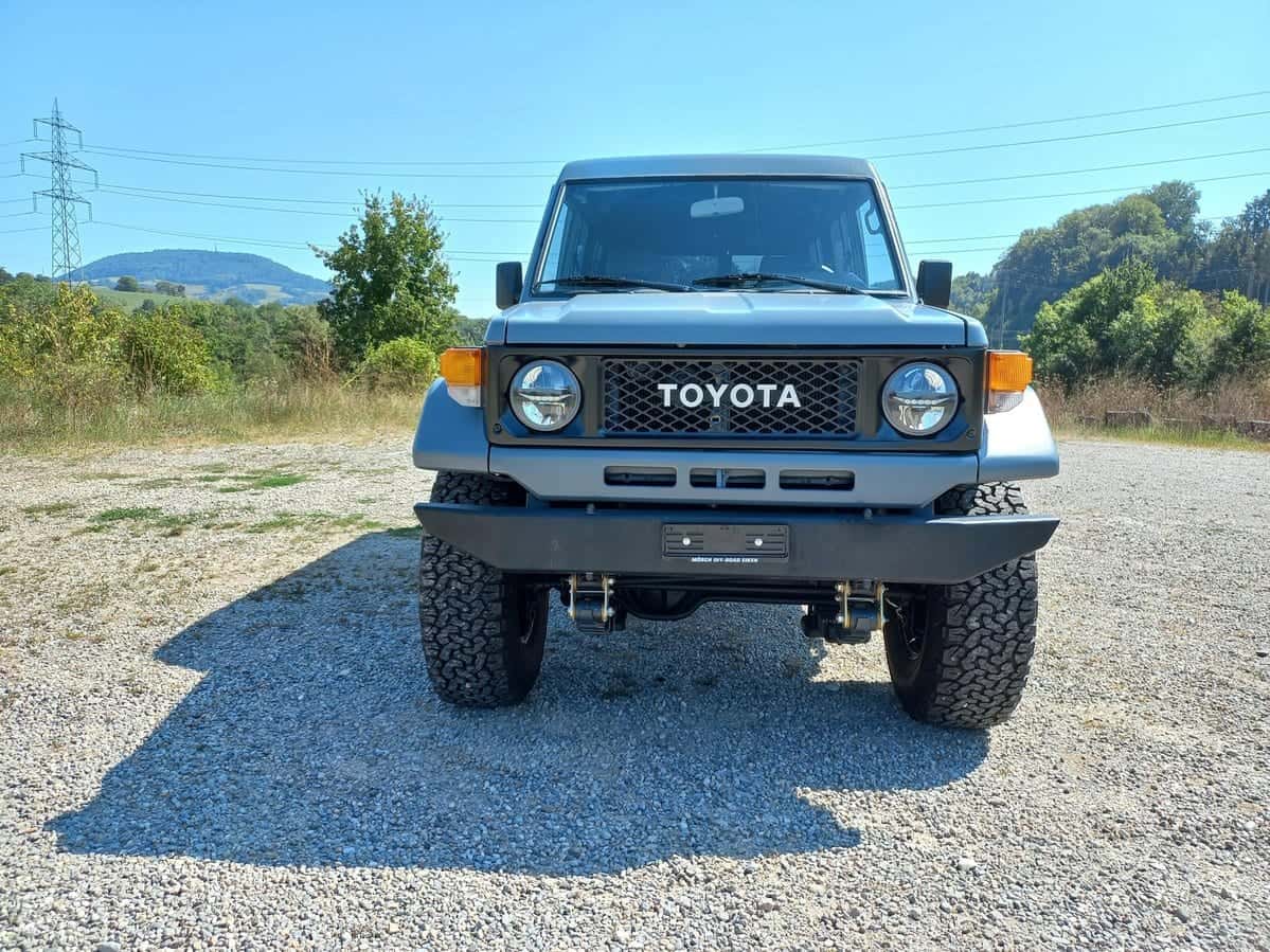 Toyota Land Cruiser 400