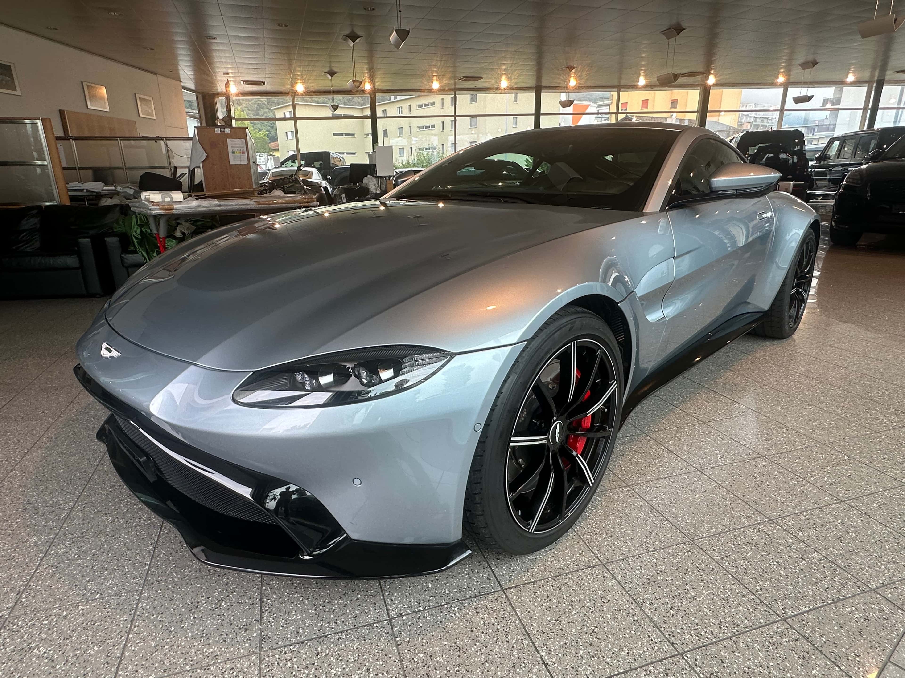 Aston Martin V8/V12 Vantage