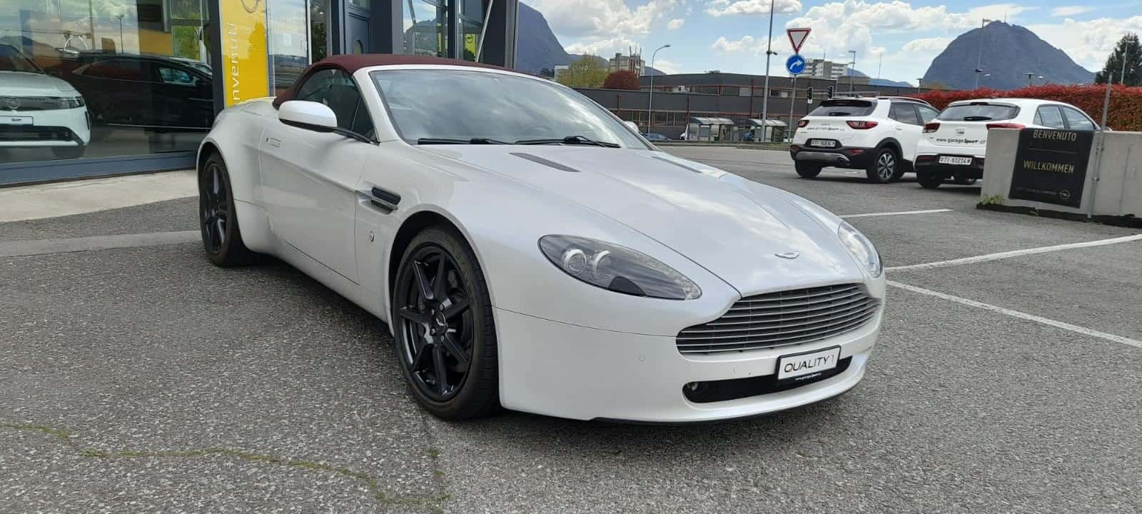 Aston Martin V8/V12 Vantage