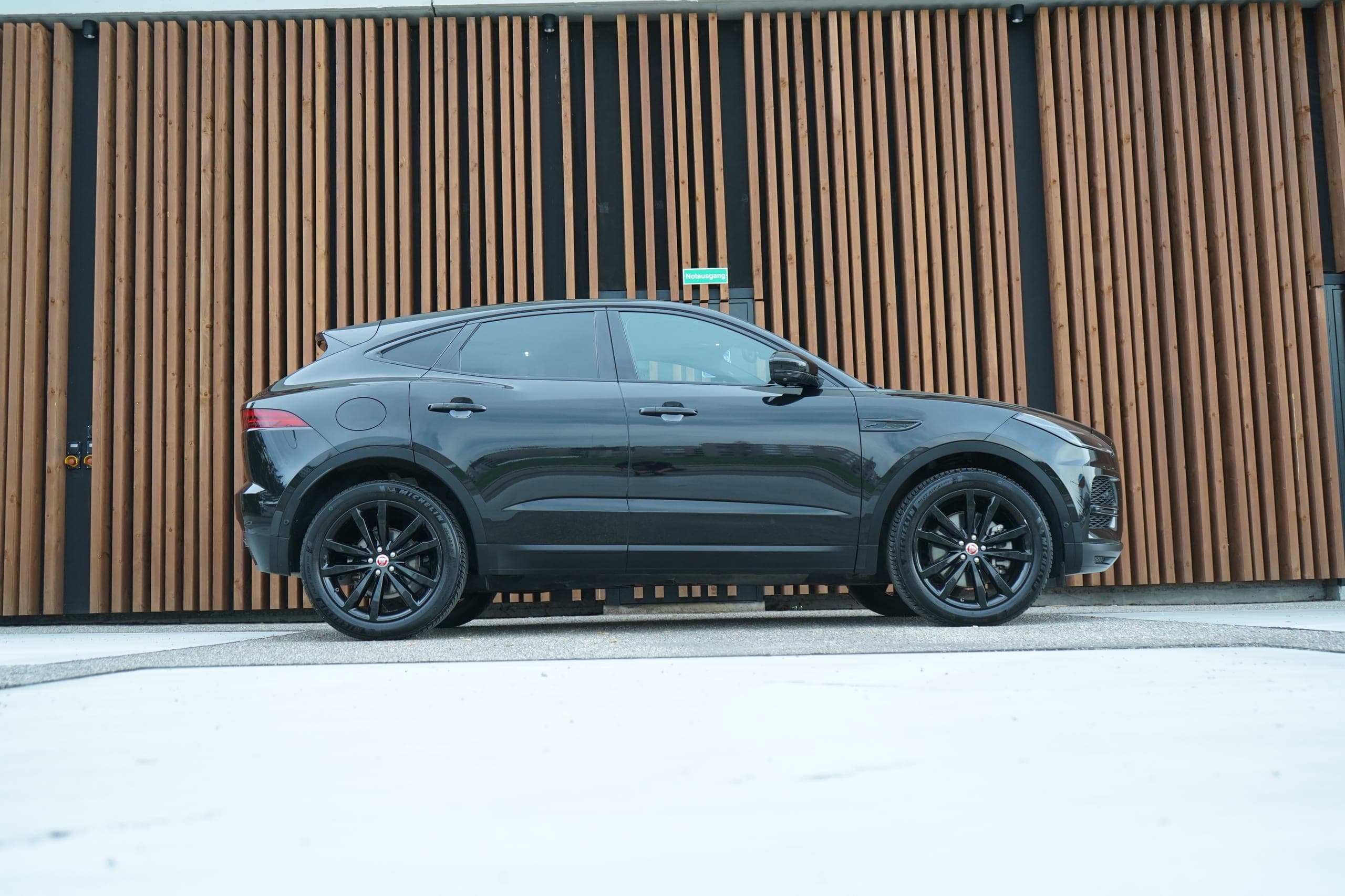 Jaguar E-Pace JAGUAR E-PACE 2.0d D165 R-DYNAMIK AWD BLACK l 163 PS