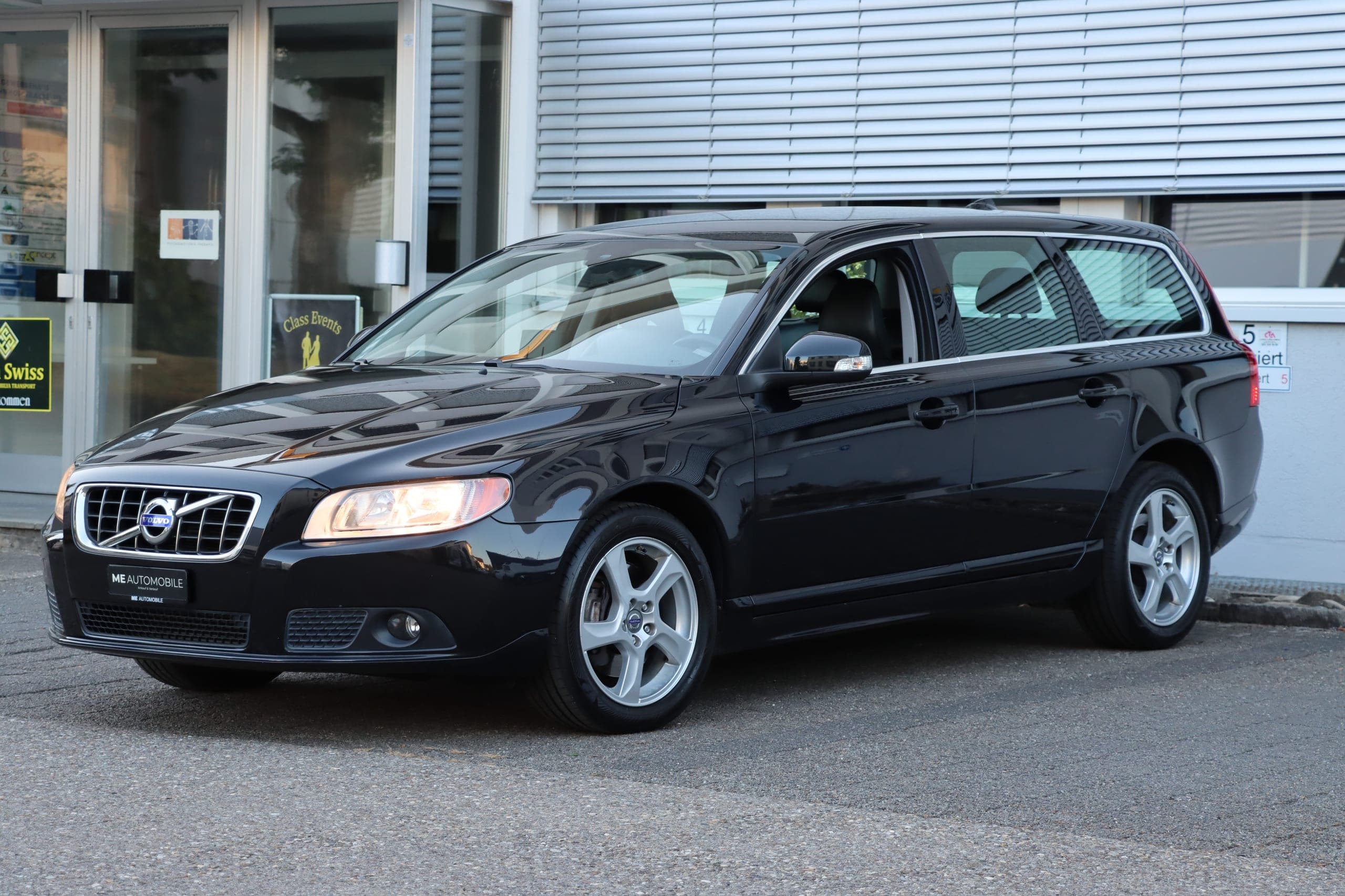 Volvo V70 VOLVO V70 2.0T Momentum Powershift