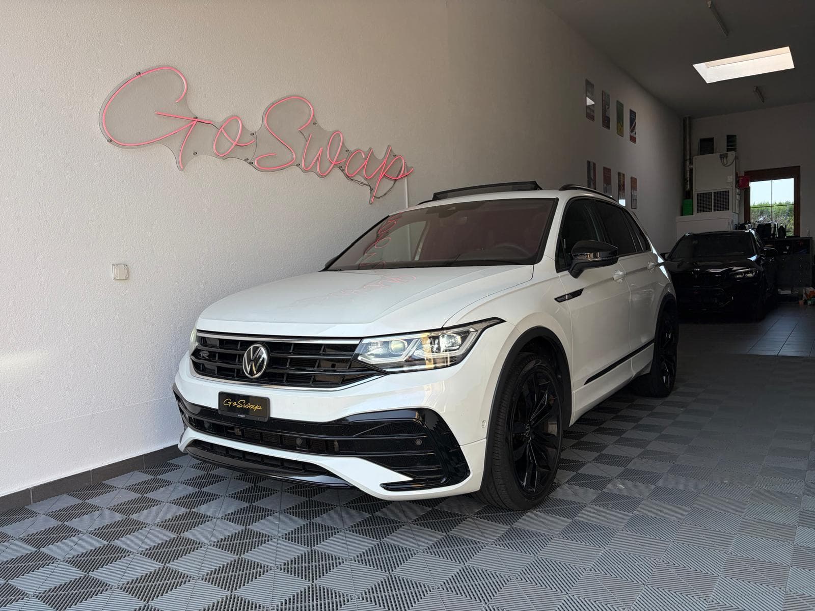 VW Tiguan VW Tiguan 2.0TSI R-Line 4Motion DSG - Attelage - Toit ouvrant - Caméra - DCC
