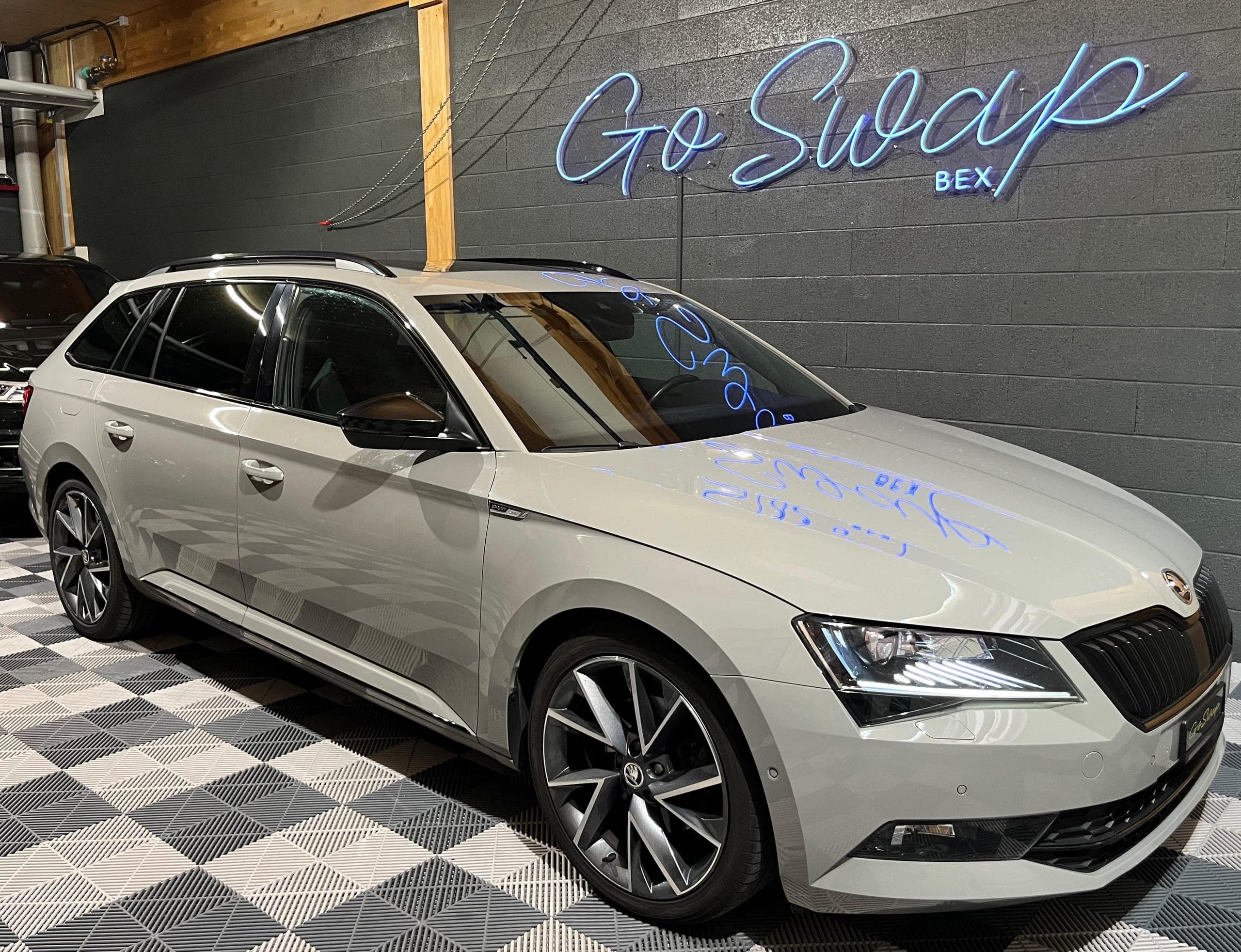 Skoda Superb SKODA Superb Combi 2.0 TDi SportLine+ 4x4 DSG