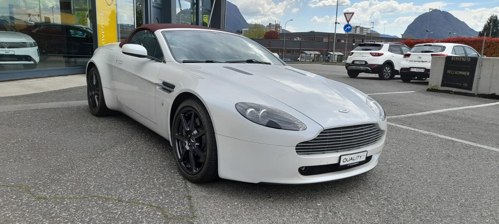 Aston Martin V8/V12 Vantage