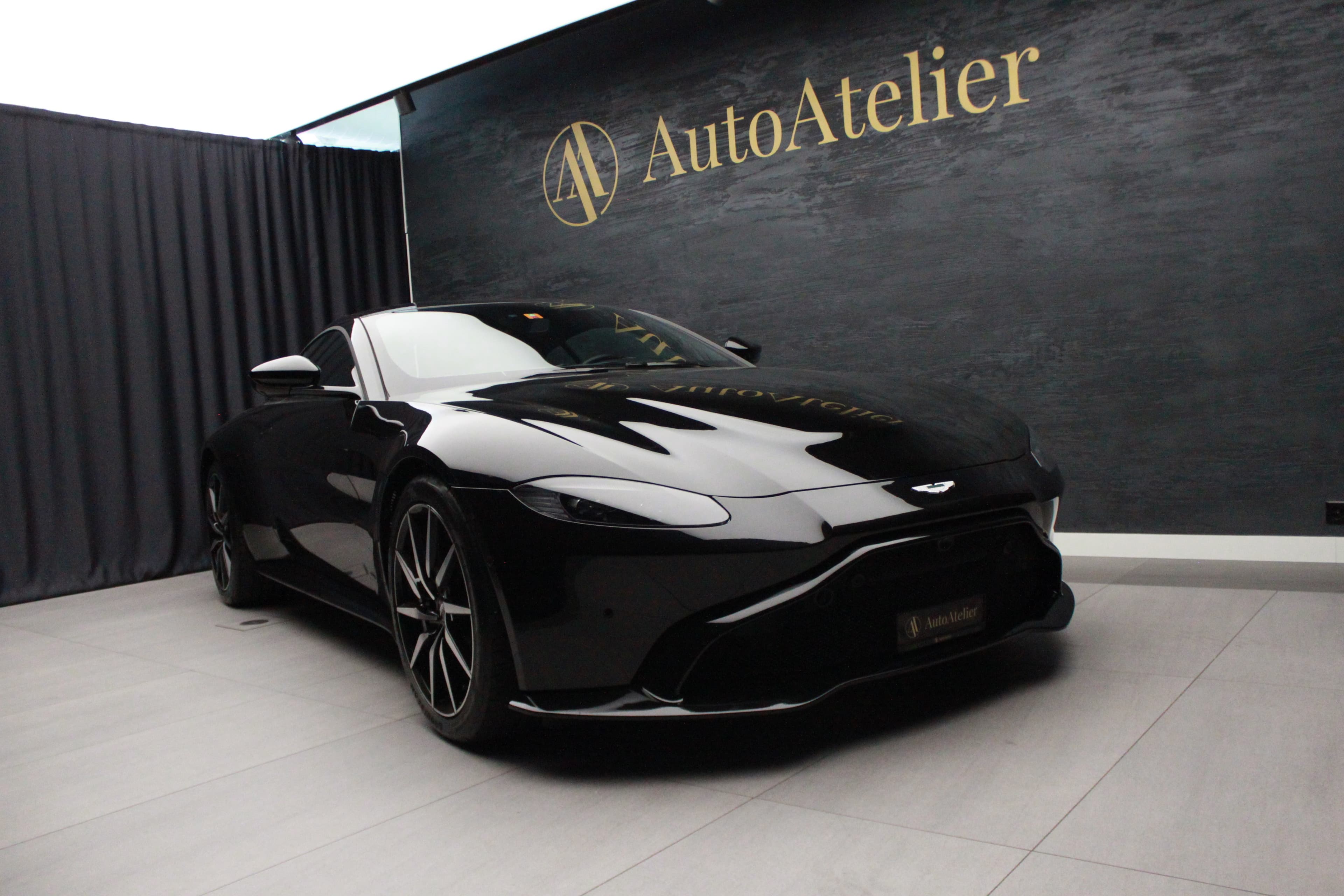 Aston Martin V8/V12 Vantage